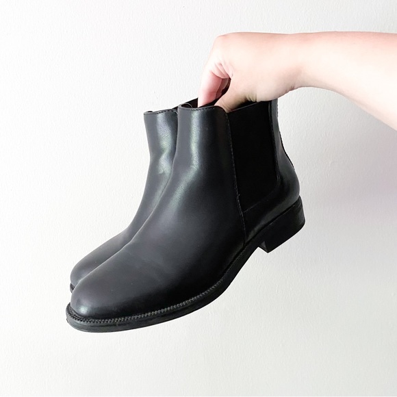 Steve Madden Shoes - Steve Madden, black leather Chelsea slip on booties sz 8